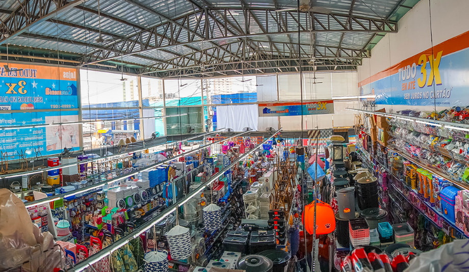 Interior de uma loja Casa Mania com prateleiras de produtos para o lar
